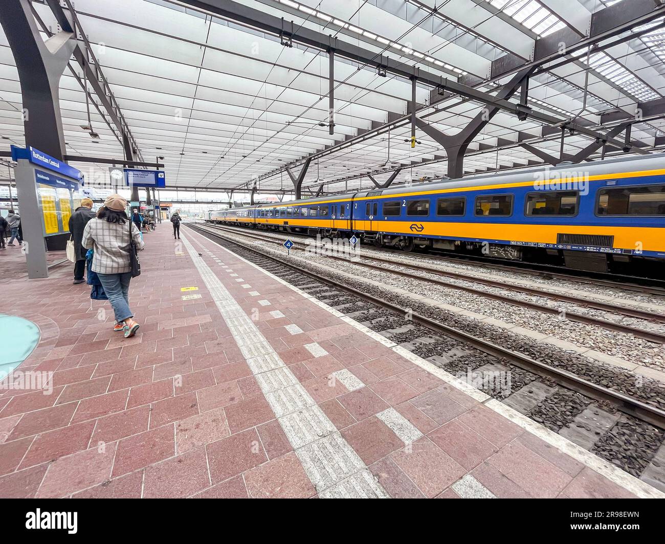 Rotterdam, NL - 5. Oktober 2021: Züge und Eisenbahnen am Delft Hauptbahnhof. Delft ist eine kleine Stadt zwischen Rotterdam und Den Haag, Niederlande. Stockfoto