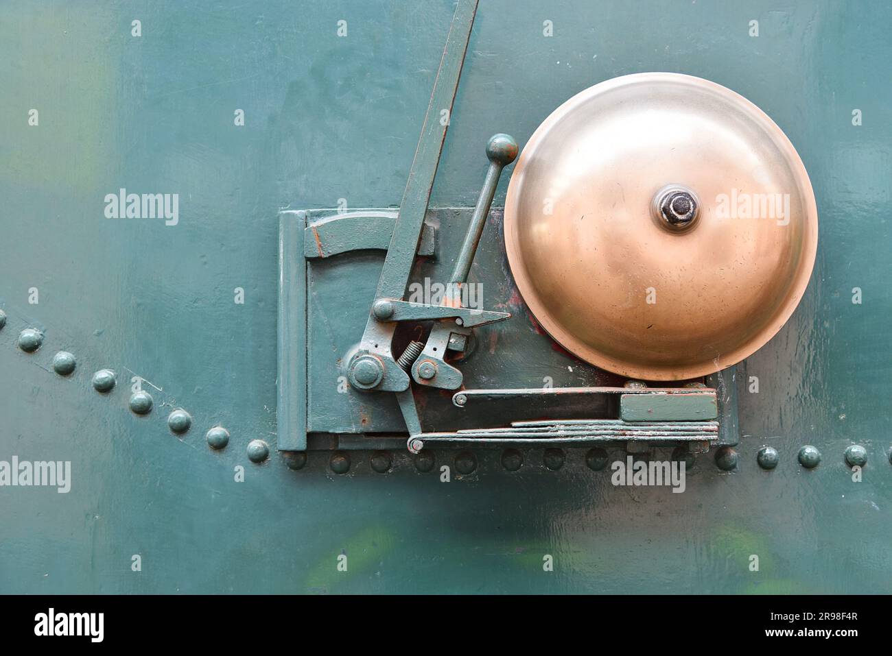 Utrecht, Niederlande. 8. Mai 2023. Detail einer alten Glocke an einer Lokomotive. Hochwertiges Foto Stockfoto