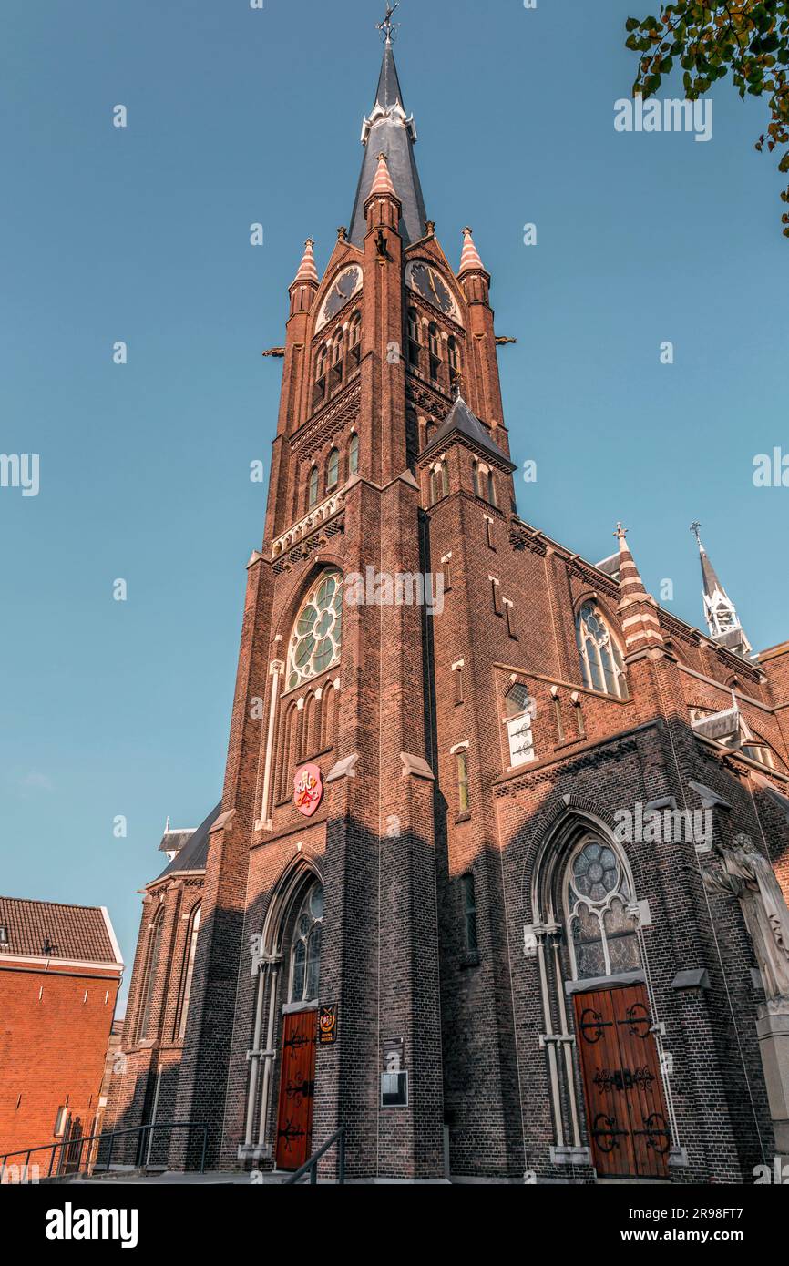 Schiedam, Niederlande - 8. Okt. 2021: Außenansicht der Basilika St. Liduina und unsere Frau vom Rosenkranz, eine neogotische römisch-katholische Kirche in SC Stockfoto