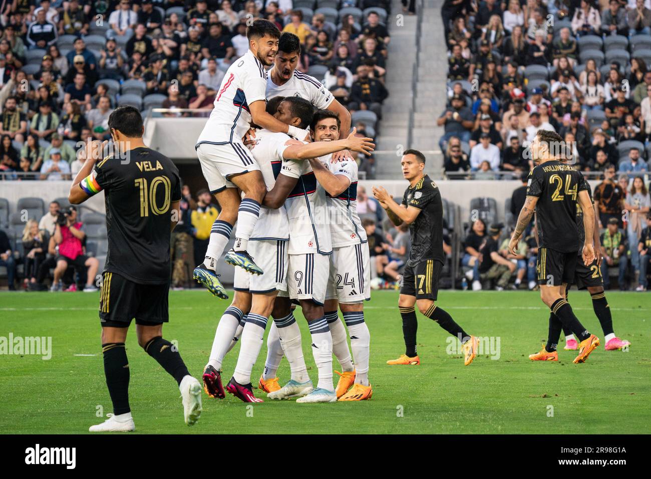 Vancouver Whitecaps Forward Sergio Córdova (9) und Teamkollegen feiern ein Tor während eines MLS-Spiels gegen den LAFC am Samstag, den 24. Juni 2023, im BMO Stockfoto