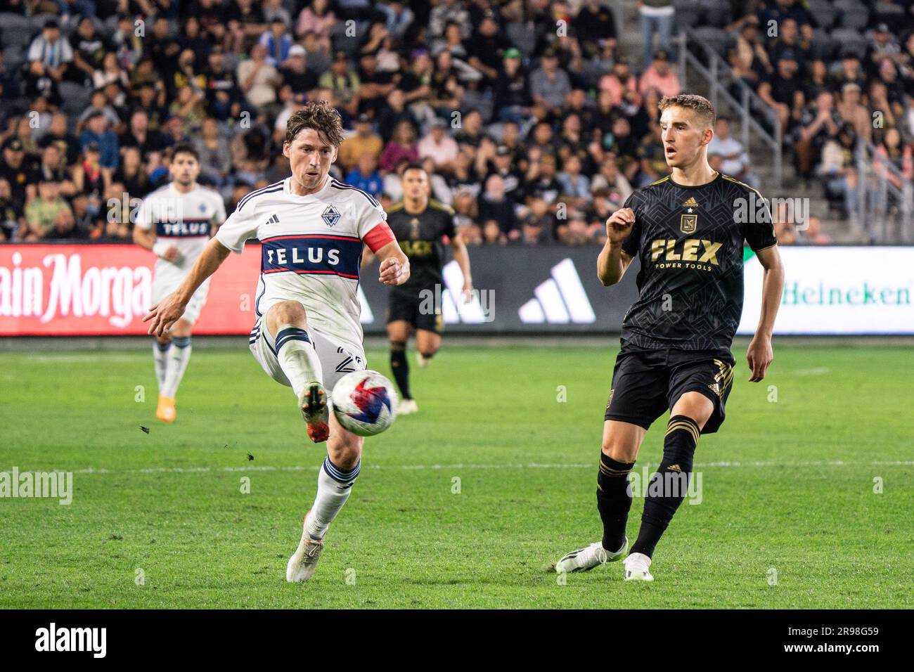 Vancouver Whitecaps Mittelfeldspieler Ryan Gauld (25) wird vom LAFC Forward Stipe Biuk (7) während eines MLS-Spiels am Samstag, den 24. Juni 2023, im BMO Stad verteidigt Stockfoto