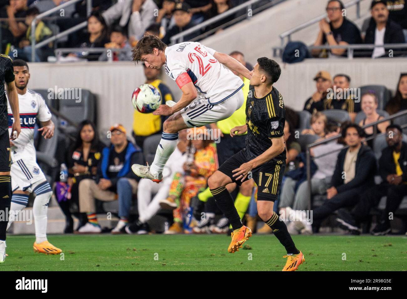 Vancouver Whitecaps-Mittelfeldspieler Ryan Gauld (25) gewinnt einen Header gegen den LAFC-Mittelfeldspieler Daniel Crisostomo (17) während eines MLS-Spiels am Samstag, den 24. Juni 202 Stockfoto