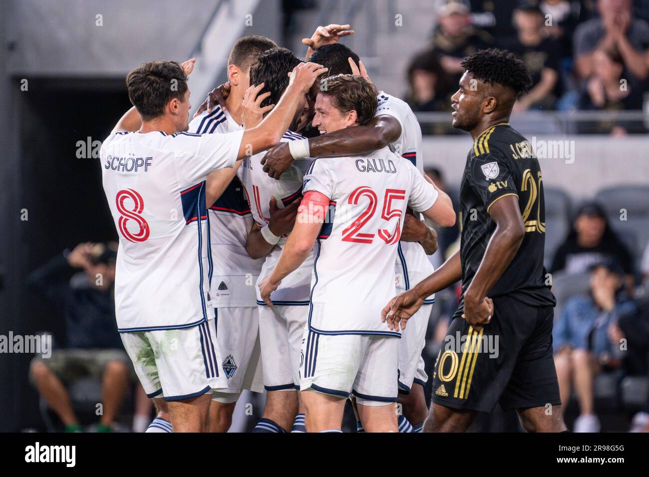 Vancouver Whitecaps Mittelfeldspieler Ryan Gauld (25) feiert mit Teamkollegen während eines MLS-Spiels gegen den LAFC am Samstag, den 24. Juni 2023, im BMO Stad Stockfoto