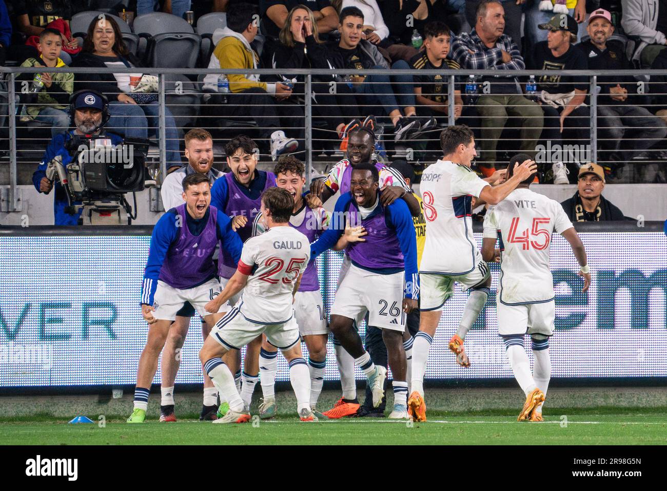 Vancouver Whitecaps Mittelfeldspieler Ryan Gauld (25) feiert mit Teamkollegen ein Tor während eines MLS-Spiels gegen den LAFC am Samstag, den 24. Juni 2023, bei der B Stockfoto