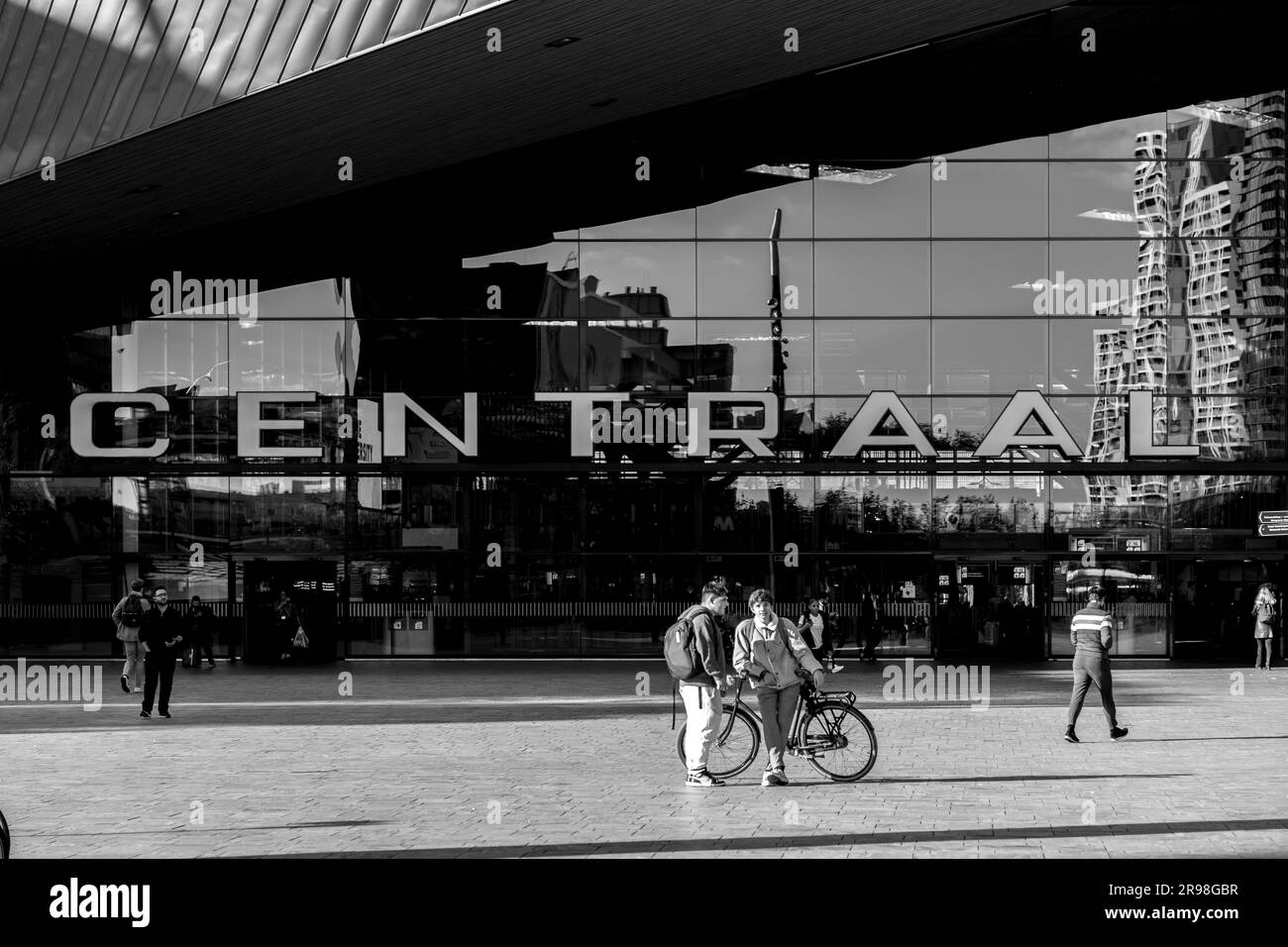Rotterdam, Niederlande - 8. Oktober 2021: Außenansicht des Rotterdamer Hauptbahnhofs, dem Hauptbahnhof der Stadt Rotterdam in Süd-Holl Stockfoto