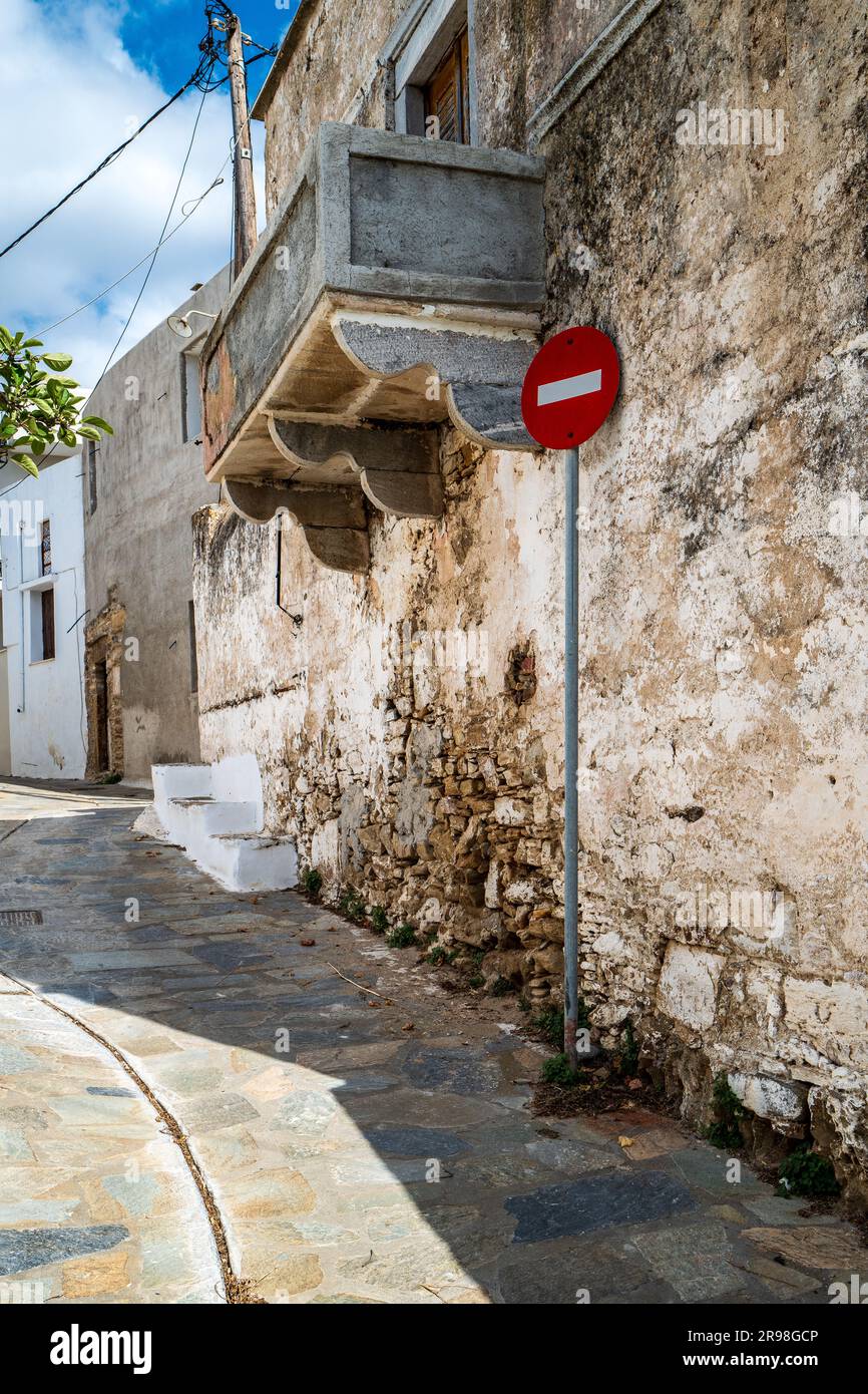 Enge Straße im Dorf Sagori, Naxos, Griechenland, mit einem „No Entry“-Schild am Anfang der Straße. Stockfoto