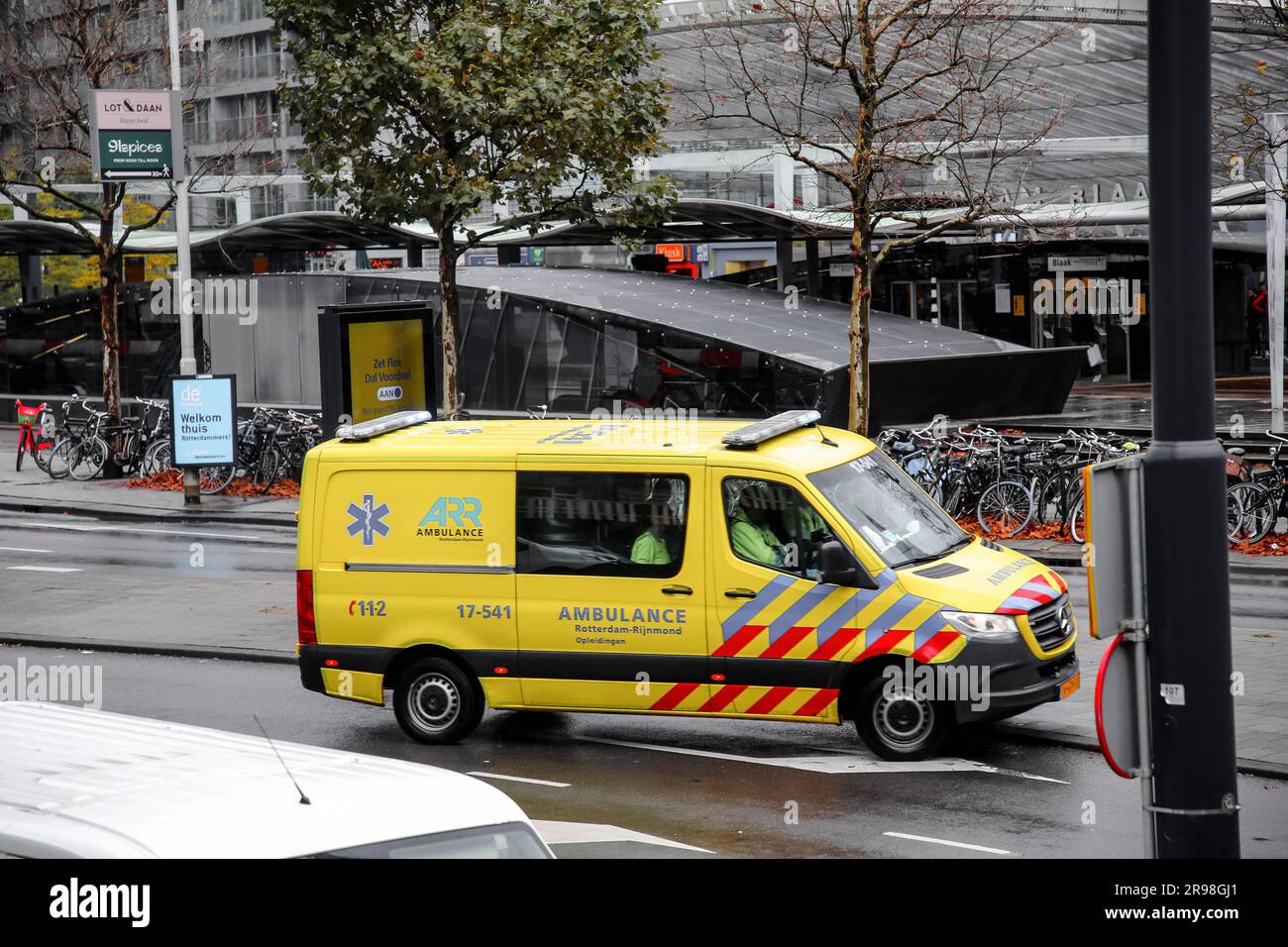 Rotterdam, NL - Okt 6, 2021: Gelber Krankenwagen mit medizinischen Zeichen und 112 Notrufnummer auf der Straße in Rotterdam. Stockfoto