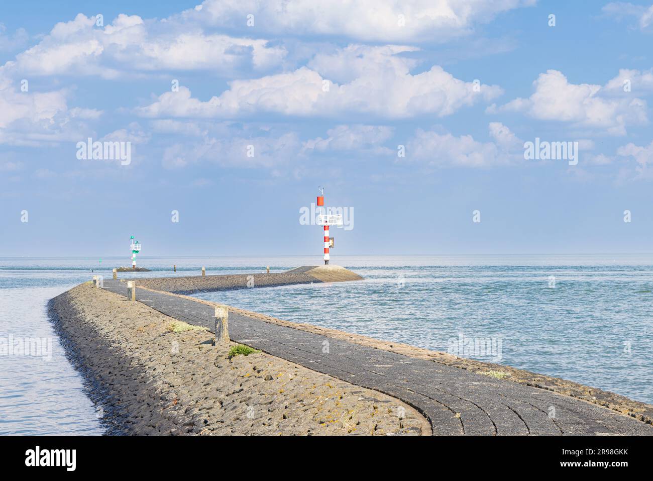 Pier mit roter Boje West-Terschelling und Harlingen zur Insel Wadden Terschelling in der Provinz Friesland in den Niederlanden Stockfoto