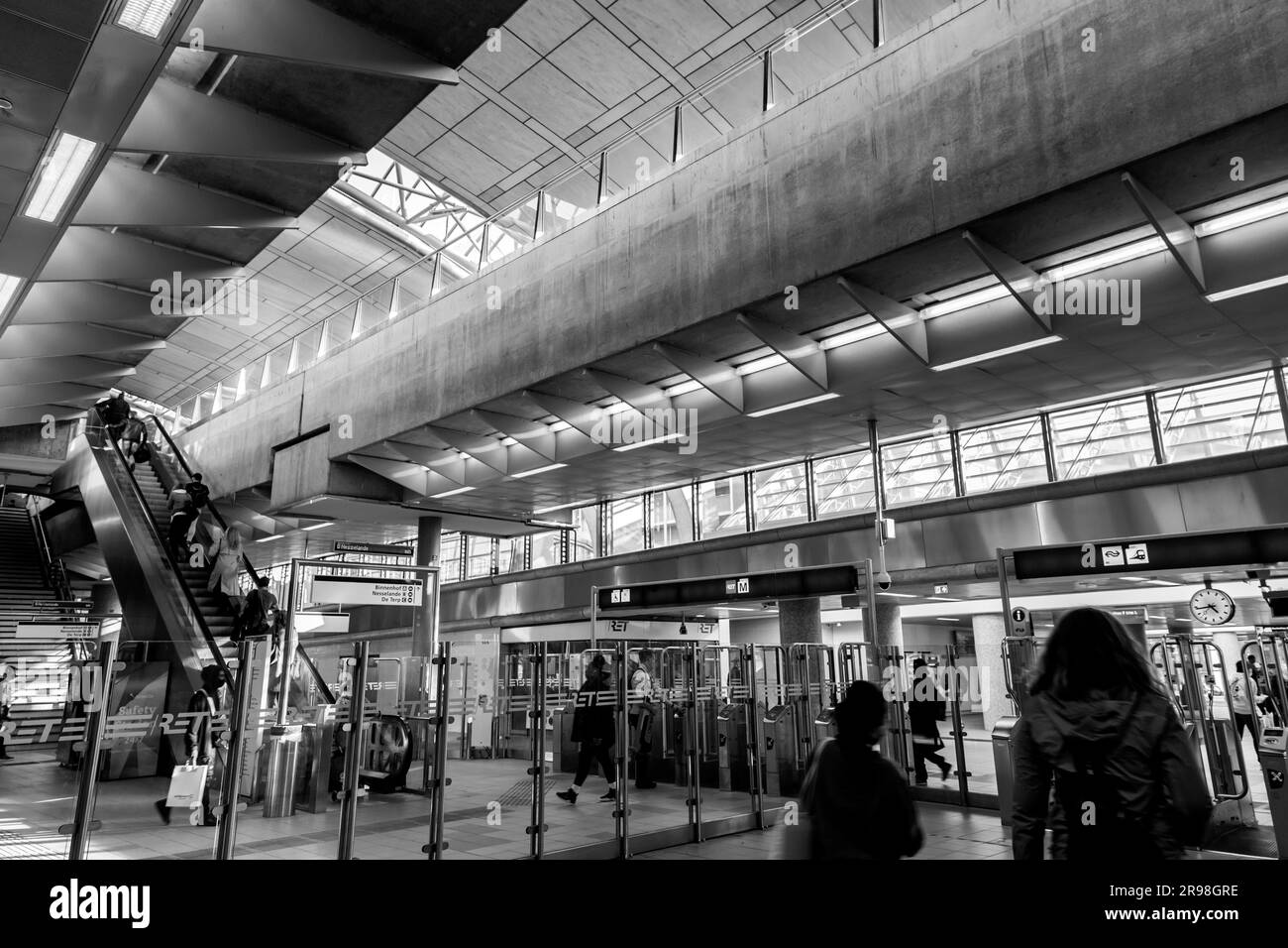 Schiedam, NL - Okt 8, 2021: Innere des Bahnhofs Schiedam Centrum in Schiedam, Niederlande. Stockfoto