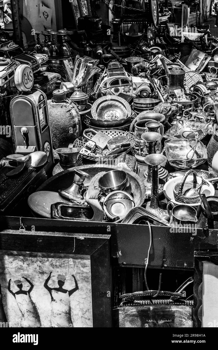 Antiquitäten zum Verkauf auf dem Flohmarkt in Monastiraki, Athen, Griechenland Stockfoto