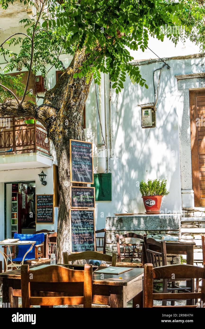 Traditionelles Dorfcafe mit Speisekarte draußen in Apeiranthos, einem Bergdorf auf Naxos, Griechenland. Griechisches Essen. Stockfoto