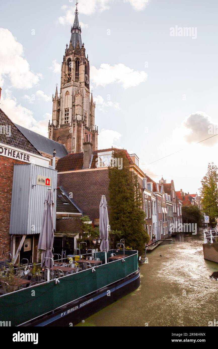 Delft, Niederlande - 5. Oktober 2021: Blick auf die Straße und Stadtbilder in Delft, einer wunderschönen Kleinstadt in den Niederlanden. Stockfoto