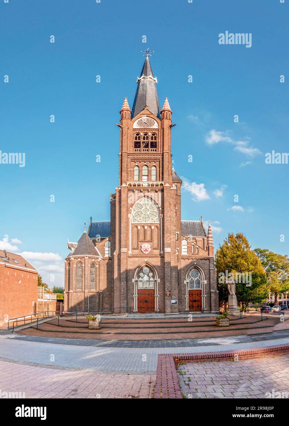 Schidam, Niederlande - 8. Oktober 2021: Außenansicht der Basilika St. Liduina und unsere Frau vom Rosenkranz, ein neogothischer römisch-katholischer Churc Stockfoto