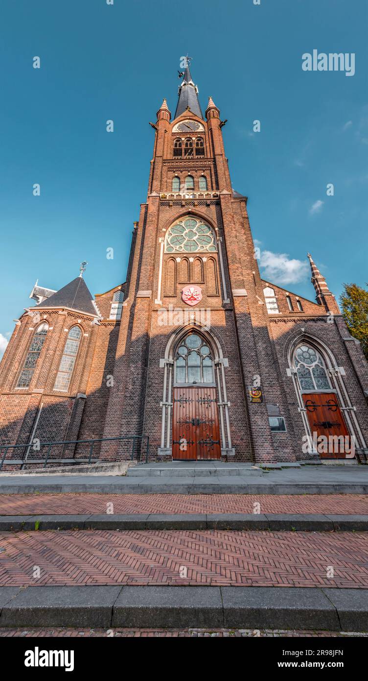 Schiedam, Niederlande - 8. Okt. 2021: Außenansicht der Basilika St. Liduina und unsere Frau vom Rosenkranz, eine neogotische römisch-katholische Kirche in SC Stockfoto