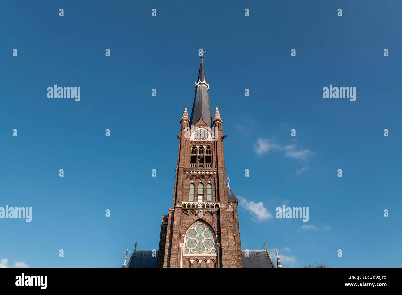 Außenansicht der Basilika St. Liduina und unsere Lieben Frau vom Rosenkranz, eine neogotische römisch-katholische Kirche in Schiedam, Niederlande, erbaut im Stockfoto