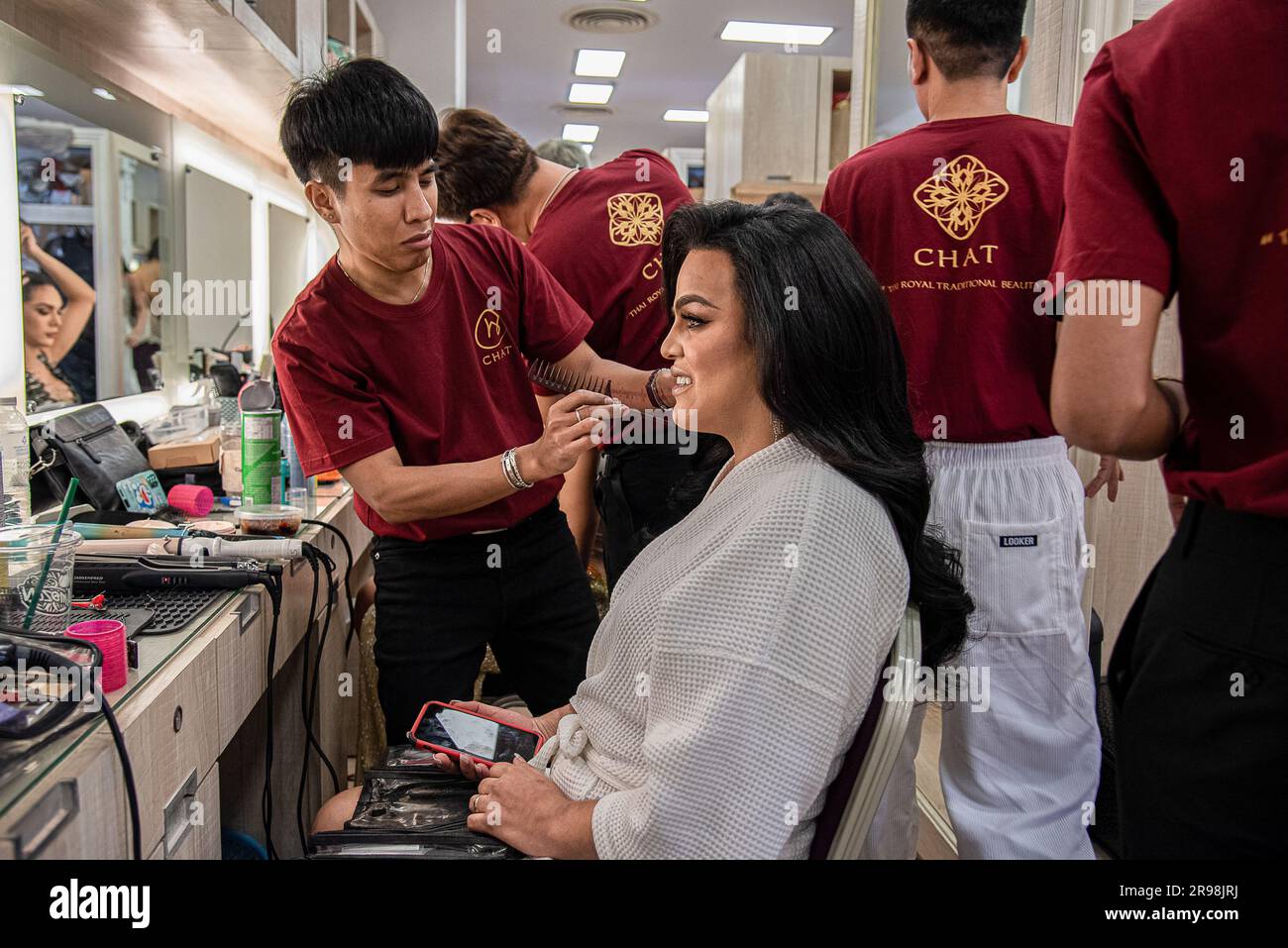 Pattaya, Thailand. 24. Juni 2023. Tianna Lee Rivera, Miss Puerto Rico, bereitet sich Backstage während der Veranstaltung vor. Miss International Queen ist der weltgrößte Schönheitswettbewerb für Transgender-Frauen. Der Wettbewerb wurde 2004 ausgedacht. Miss International Queen 2023 ist der Miss International Queen-Wettbewerb 17., der auf der Tiffany's Show in Pattaya stattfindet. Kredit: SOPA Images Limited/Alamy Live News Stockfoto