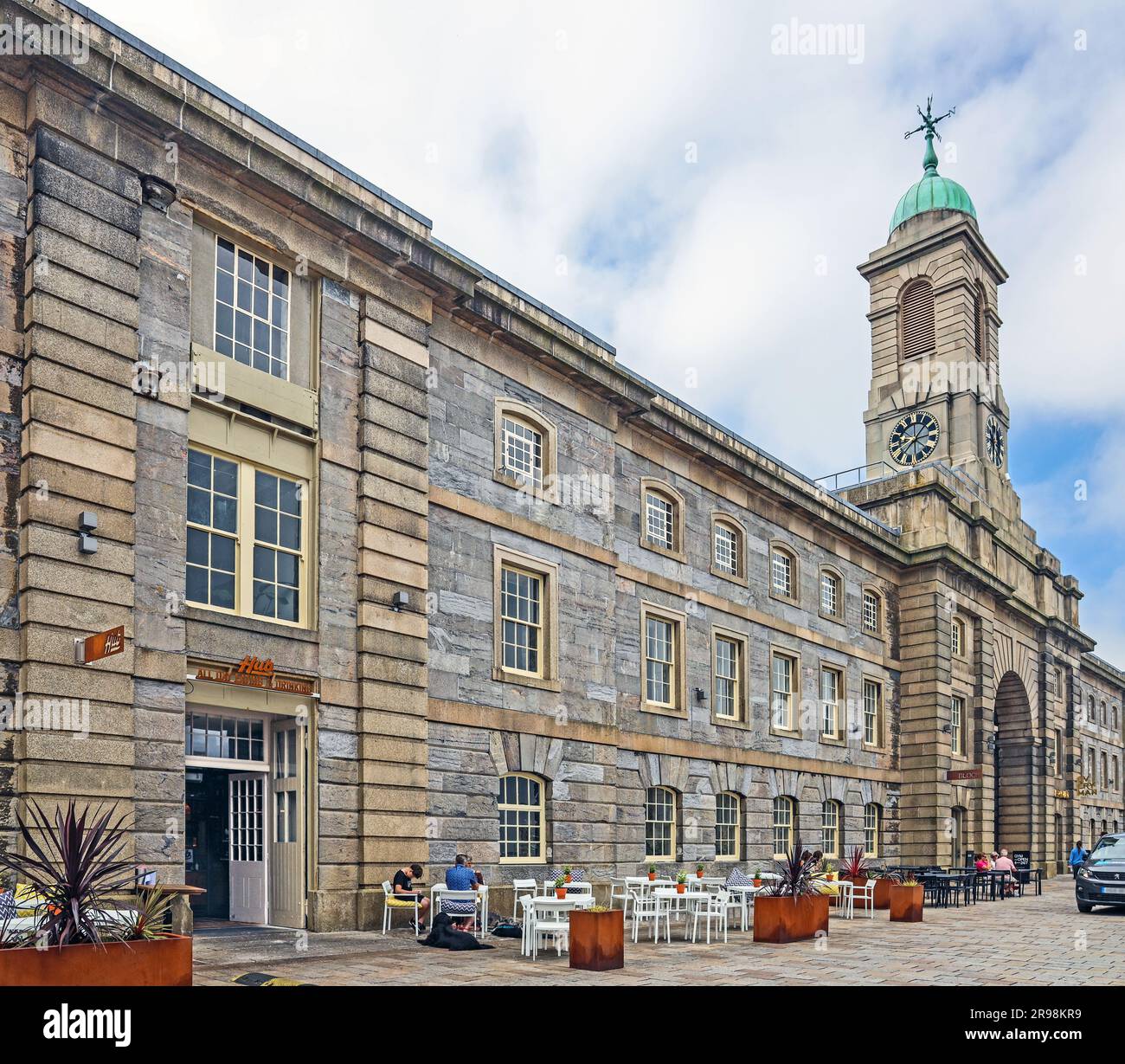 Das Melville-Gebäude am Royal William Yard in Stonehouse Plymouth. Das Restaurant Hubbox im Vordergrund hat seinen Namen in The Hub geändert. Früher Stockfoto