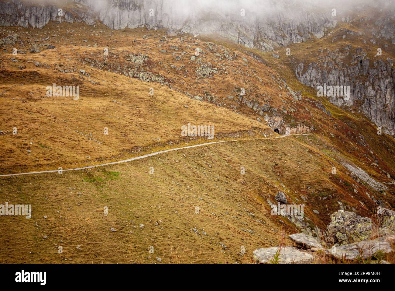 Berglandschaft mit einer Straße im Nebelhintergrund. Stockfoto