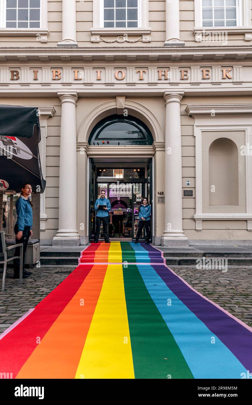 Schiedam, Niederlande - 8. Okt 2021: Teppich mit Regenbogenflagge vor der Korenbeurs-Bibliothek vor einer besonderen LGBTQ-Veranstaltung in Schiedam, Nordholland, N. Stockfoto