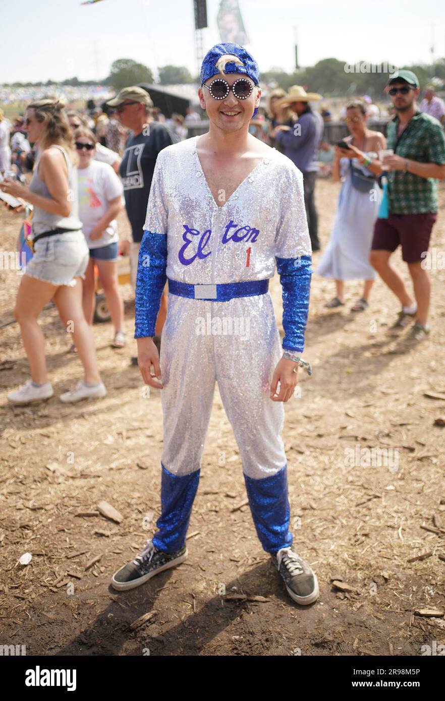 Elton John-Fan Thomas Lewis, 22 Jahre alt, aus Basingstoke, beobachtet das Bristol Reggae Orchestra - mit dem Windrush Chor - auf der Pyramide beim Glastonbury Festival auf der Worthy Farm in Somerset. Foto: Sonntag, 25. Juni 2023. Stockfoto