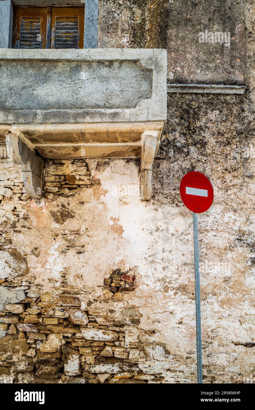 Enge Straße im Dorf Sagori, Naxos, Griechenland, mit einem „No Entry“-Schild am Anfang der Straße. Stockfoto
