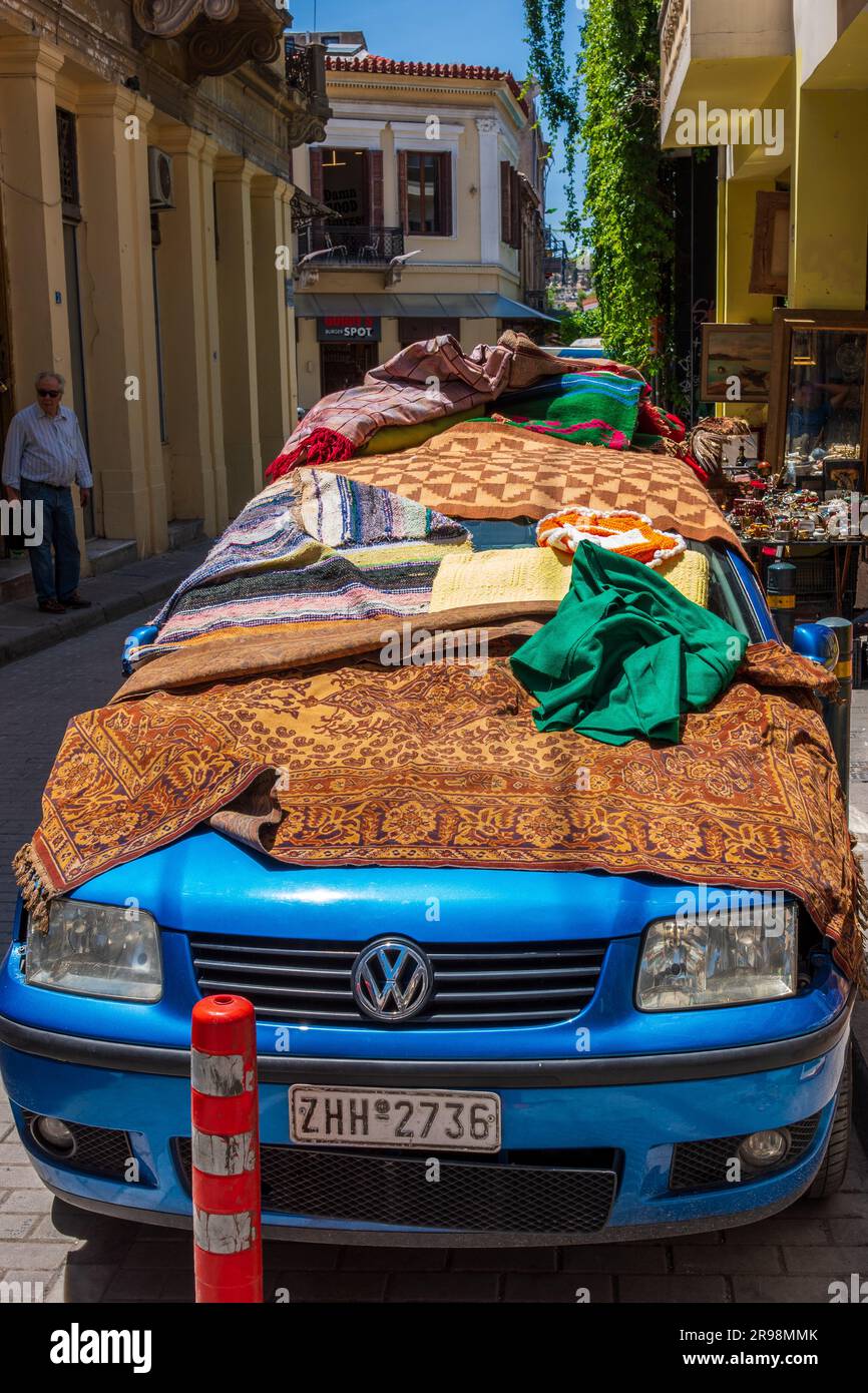 Flohmarkt in Monastiraki, Athen, Griechenland. Auto zur Ausstellung antiker Teppiche und Teppiche. Stockfoto