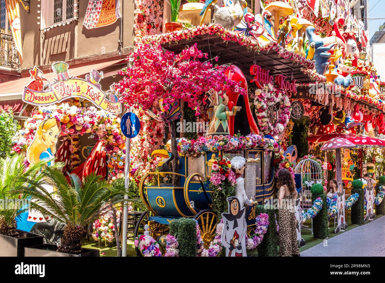 Farbenfrohes 'Little Kook' Cafe, ein Disney-Restaurant in der Pittaki Straße im Viertel Psyri. Athen. Atemberaubende Farben. Stockfoto