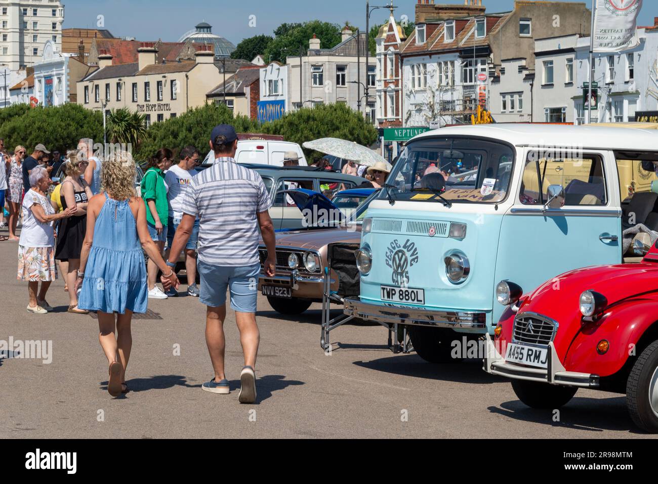Southend on Sea, Essex, Großbritannien. 25. Juni 2023. Die Leute genießen den warmen, sonnigen Morgen in der Küstenstadt. Ein Oldtimer-Event zieht Aufmerksamkeit auf sich Stockfoto