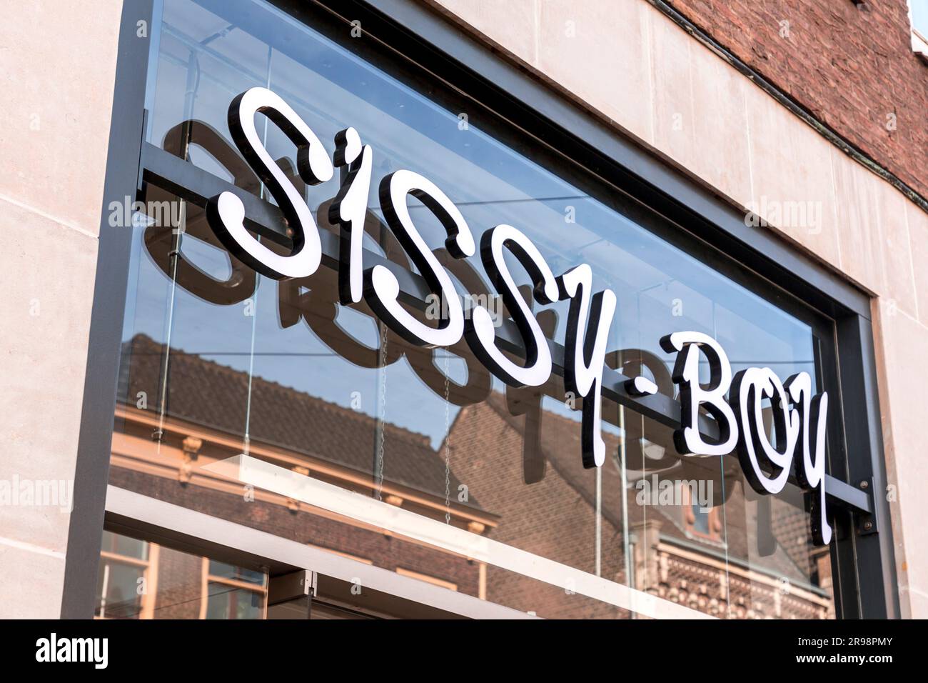 Leiden, Niederlande - 7. Oktober 2021: Das Logo von Sissy-Boy in Leiden, Niederlande. Sissy-Boy ist eine holländische Bekleidungs- und Accessoires-Kette w Stockfoto
