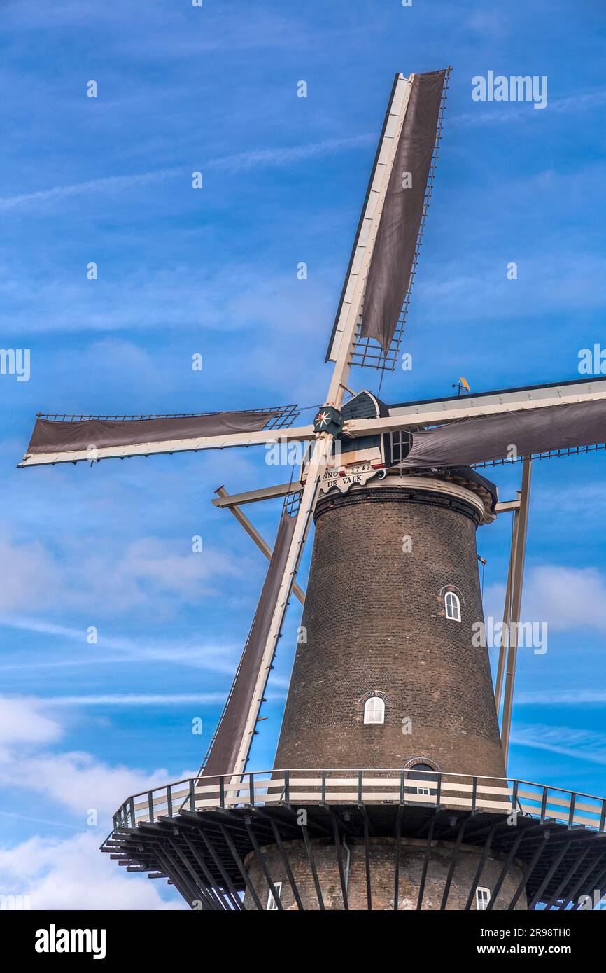 Leiden, Niederlande - 7. Oktober 2021: Molen De Valk oder De Valk Molenmuseum ist eine Turmmühle und ein Museum in Leiden, Niederlande. Stockfoto