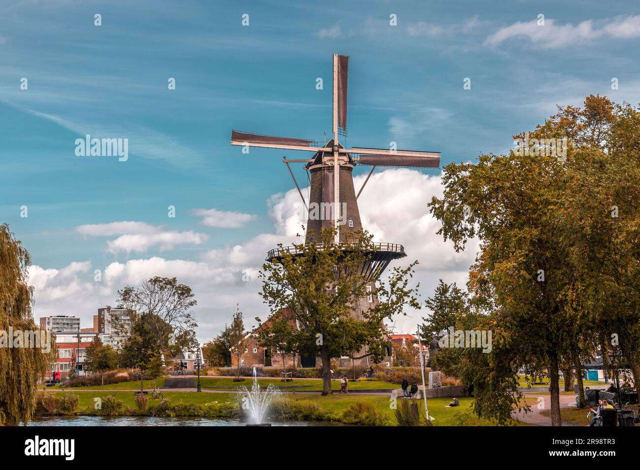 Leiden, Niederlande - 7. Oktober 2021: Molen De Valk oder De Valk Molenmuseum ist eine Turmmühle und ein Museum in Leiden, Niederlande. Stockfoto