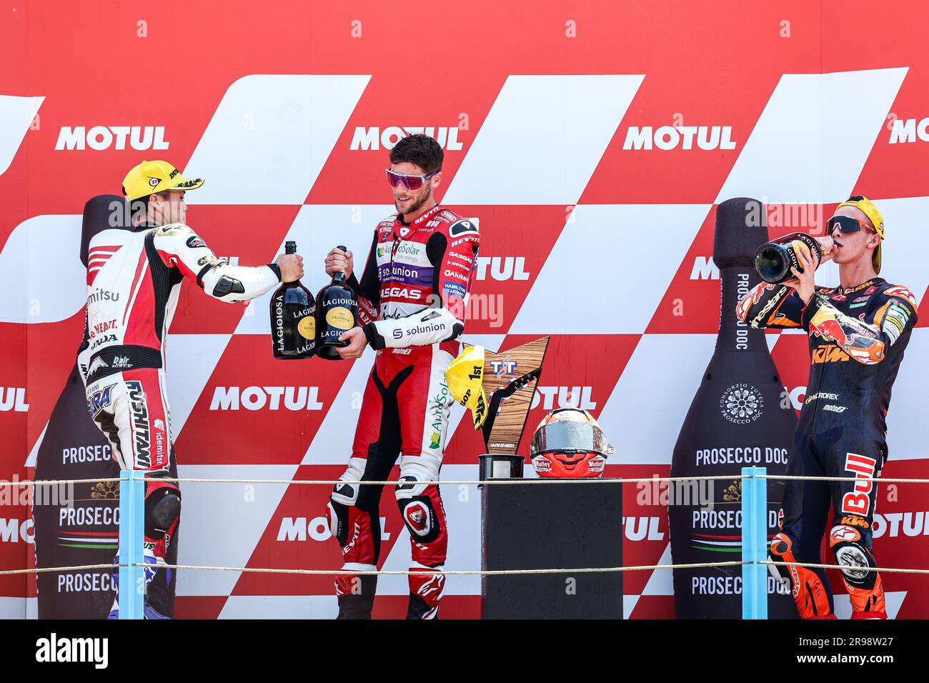 ASSEN - (lr) Ai Ogura (Zweiter), Jake Dixon (erster), Pedro Acosta (dritter) auf dem Podium nach Moto2 Uhr am 25. Juni 2023 auf der TT-Strecke in Assen, Niederlande. ANP VINCENT JANNINK Credit: ANP/Alamy Live News Stockfoto