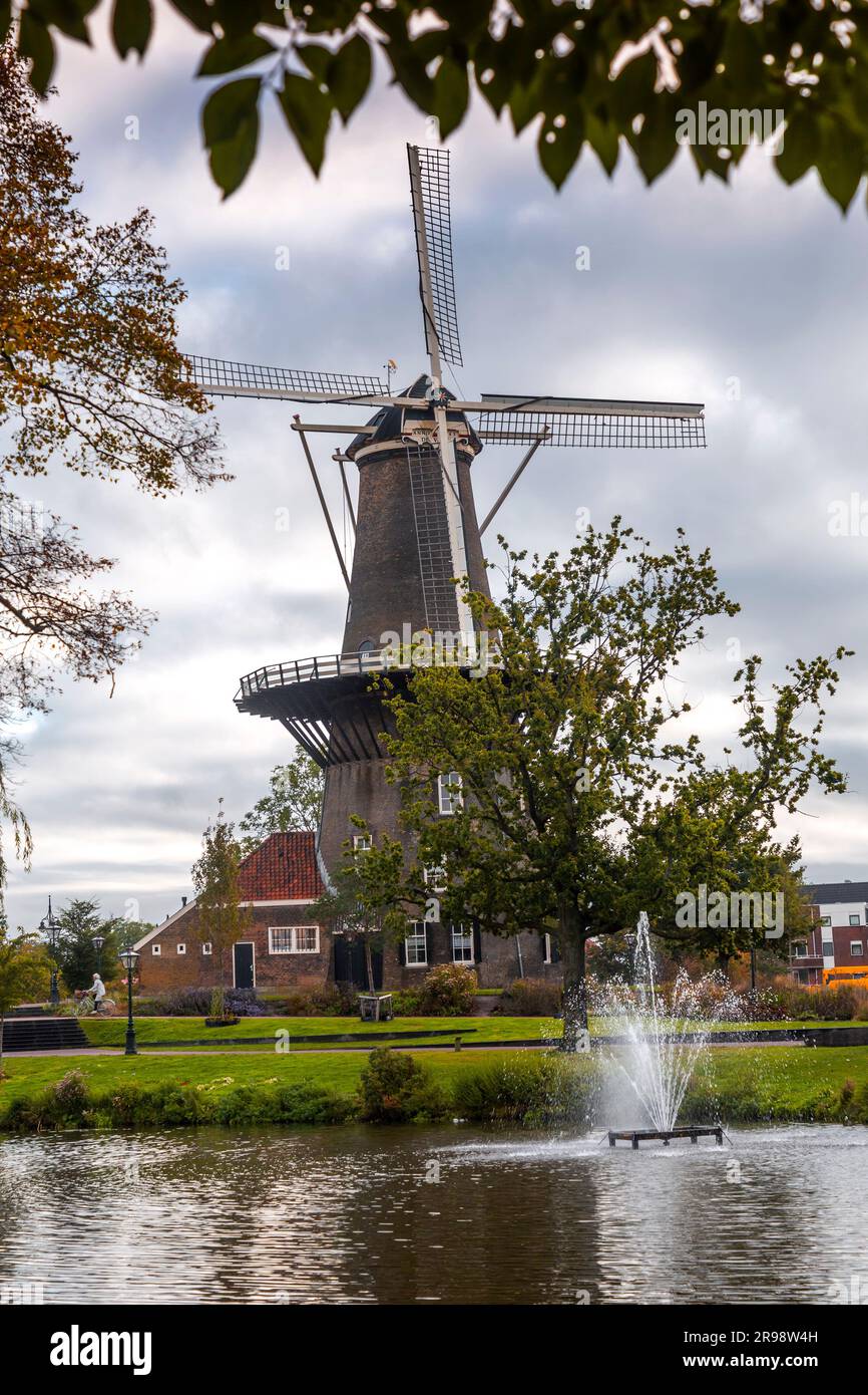 Molen De Valk oder De Valk Molenmuseum ist eine Turmmühle und ein Museum in Leiden, Niederlande. Stockfoto
