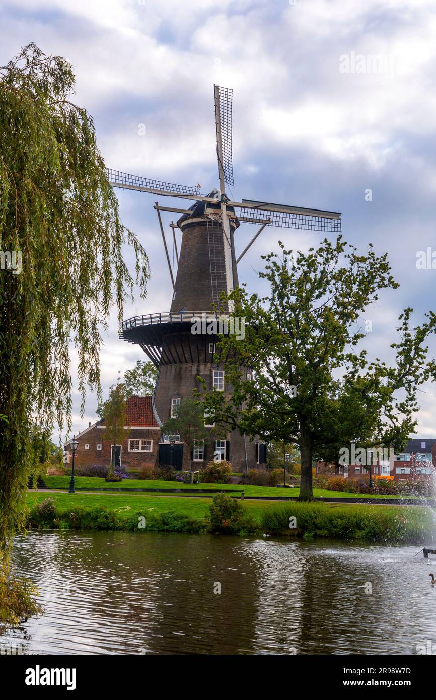 Molen De Valk oder De Valk Molenmuseum ist eine Turmmühle und ein Museum in Leiden, Niederlande. Stockfoto