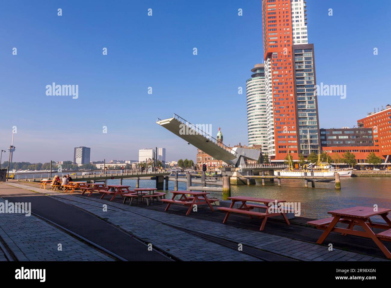Rotterdam, NL - 8. Okt. 2021: Die Rijnhaven-Brücke, regional bekannt als Hoerenloper, ist eine Fußgänger- und Fahrradbrücke über die Rijnhaven in Rotter Stockfoto