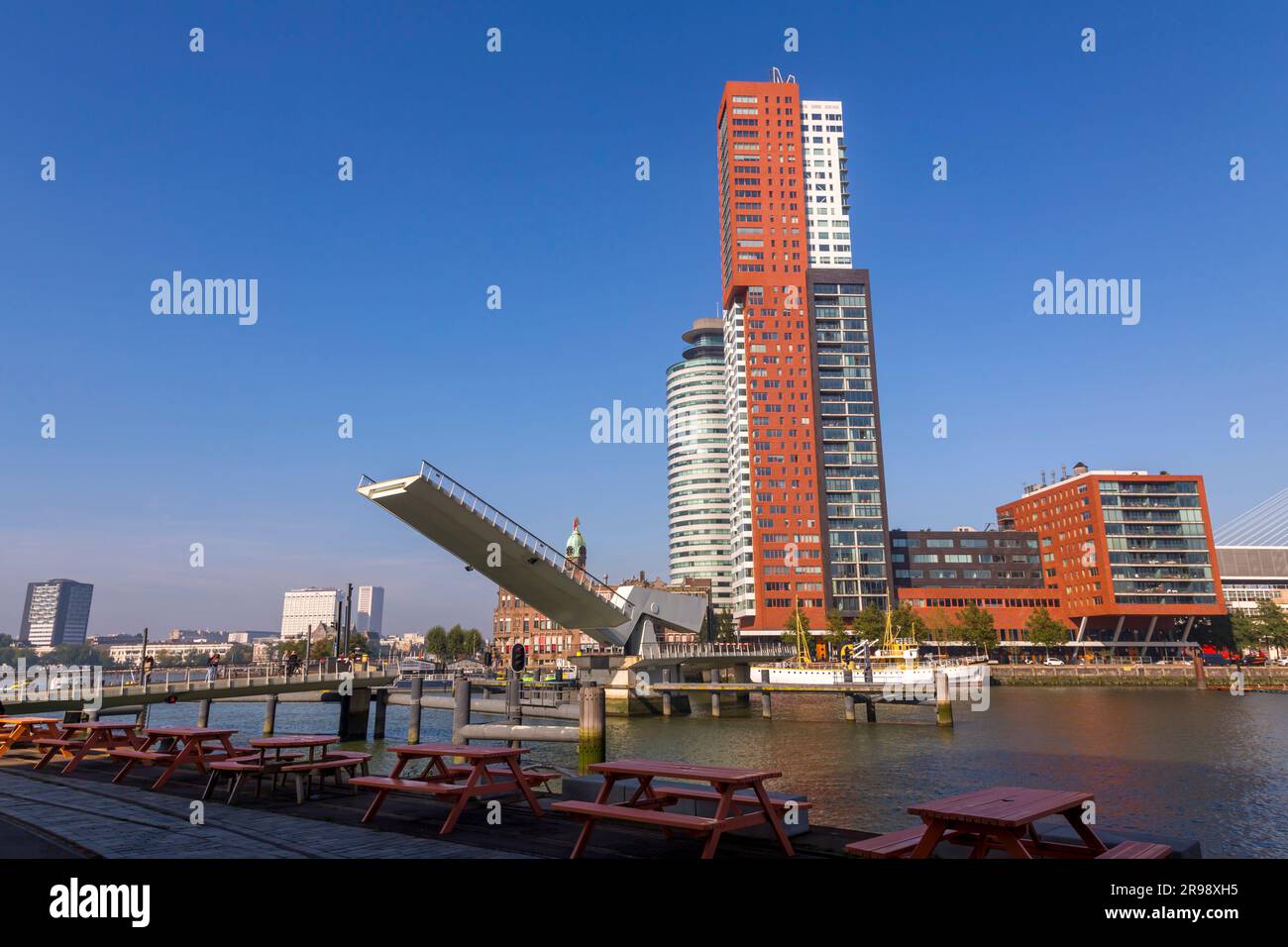 Rotterdam, NL - 8. Okt. 2021: Die Rijnhaven-Brücke, regional bekannt als Hoerenloper, ist eine Fußgänger- und Fahrradbrücke über die Rijnhaven in Rotter Stockfoto