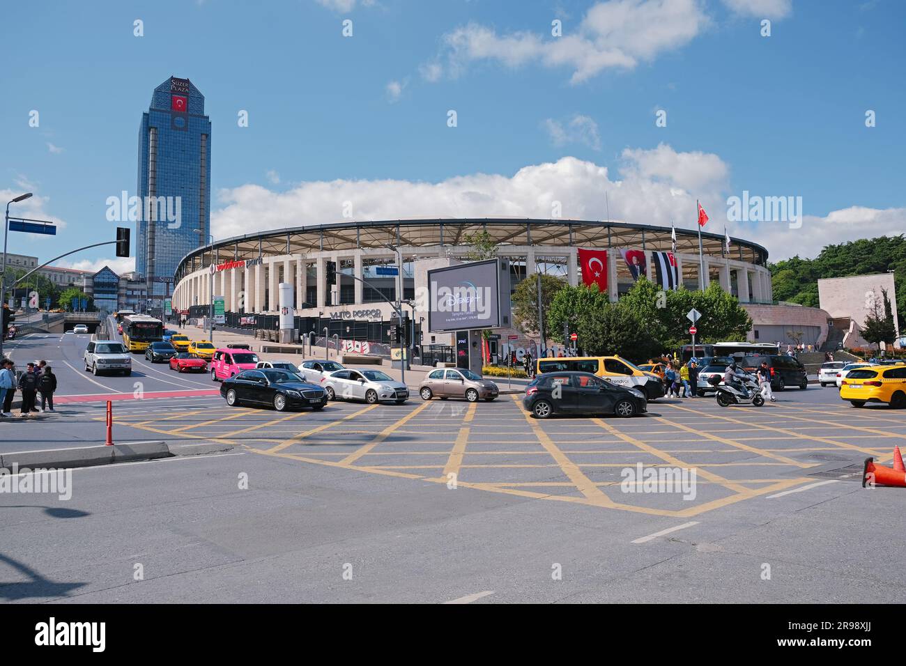 Istanbul, Türkei - 19. Mai 2022. Blick auf die Stadt und die Straße mit Suzer Plaza und Besiktas Vodafone Park Stadium im Zentrum von Istanbul, Türkei. Stockfoto
