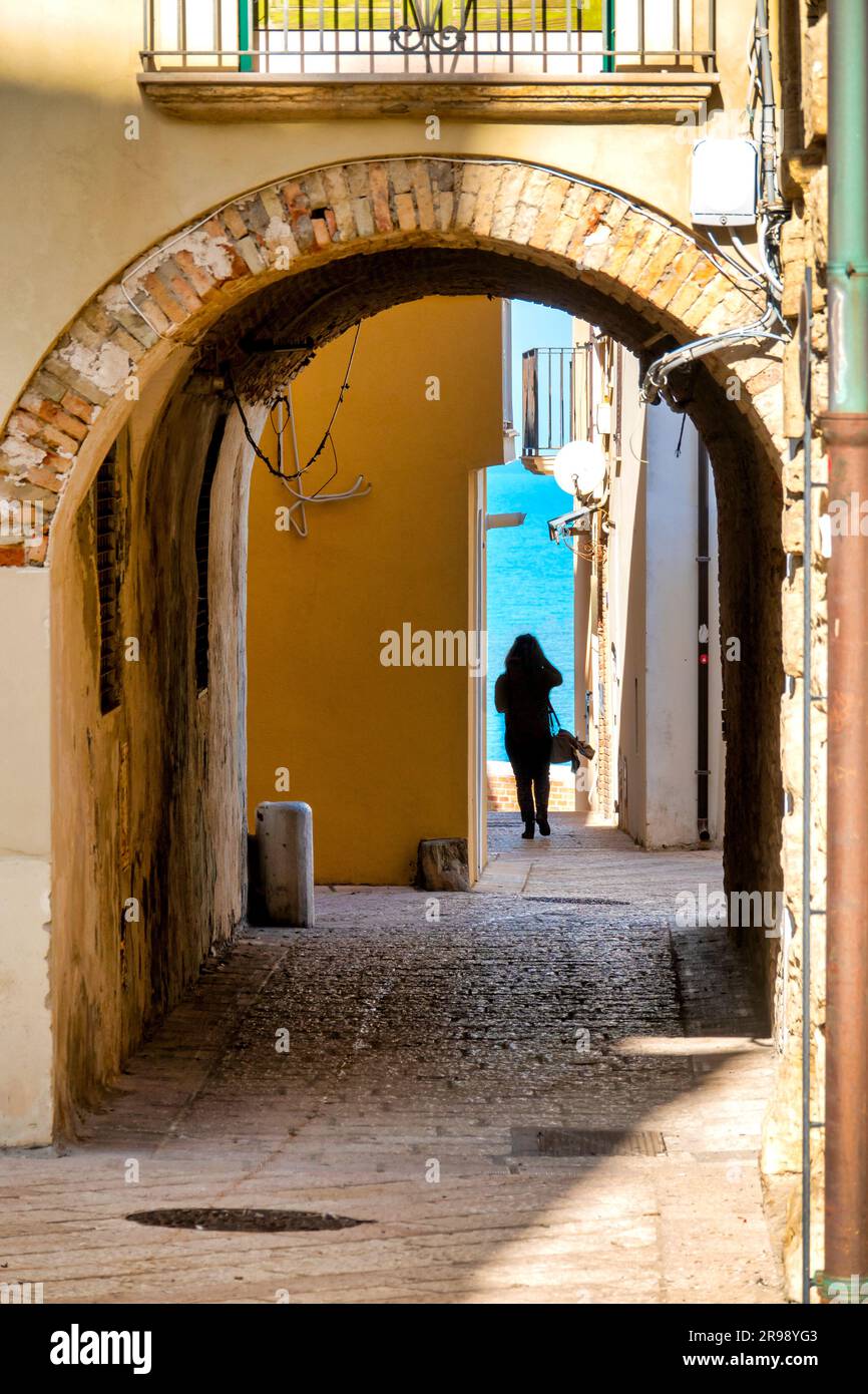Silhouette einer Frau in einer kleinen Gasse, Termoli, Italien Stockfoto