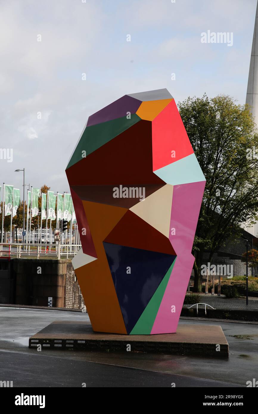 Rotterdam, NL - 6. Okt 2021: Das Marathonbeeld, eine vielfarbige moderne Statue von Henk Visch, die die Vielfalt der teilnehmenden Nationalitäten symbolisiert Stockfoto