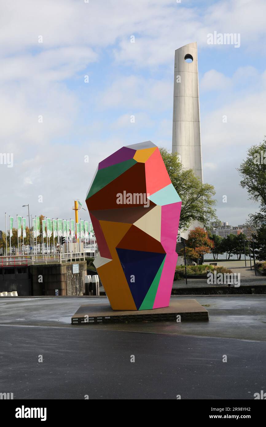 Rotterdam, NL - 6. Okt 2021: Das Marathonbeeld, eine vielfarbige moderne Statue von Henk Visch, die die Vielfalt der teilnehmenden Nationalitäten symbolisiert Stockfoto Rotterdam, NL - 6. Okt 2021: Das Marathonbeeld, eine vielfarbige moderne Statue von Henk Visch, die die Vielfalt der teilnehmenden Nationalitäten symbolisiert Stockfoto