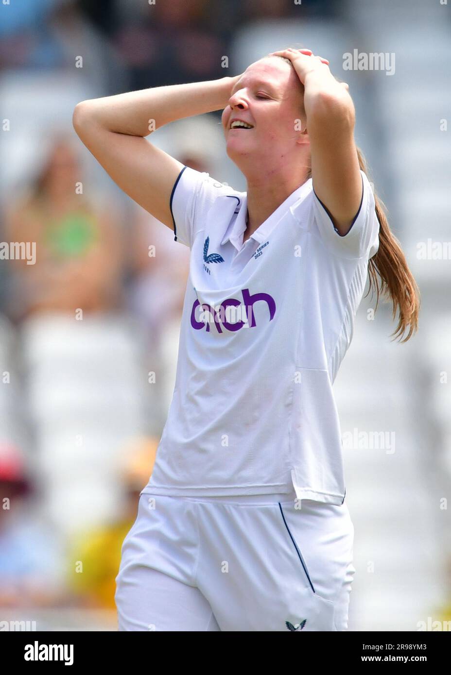 Trent Bridge Cricket Stadium, Nottingham, Großbritannien. 25. Juni 2023 England Ladies gegen Australia Ladies im Ashes Cricket Test Match. Lauren Filer (England) feiert das Bowling in Ellyse Perry (Australien). Bild: Mark Dunn/Alamy, Stockfoto