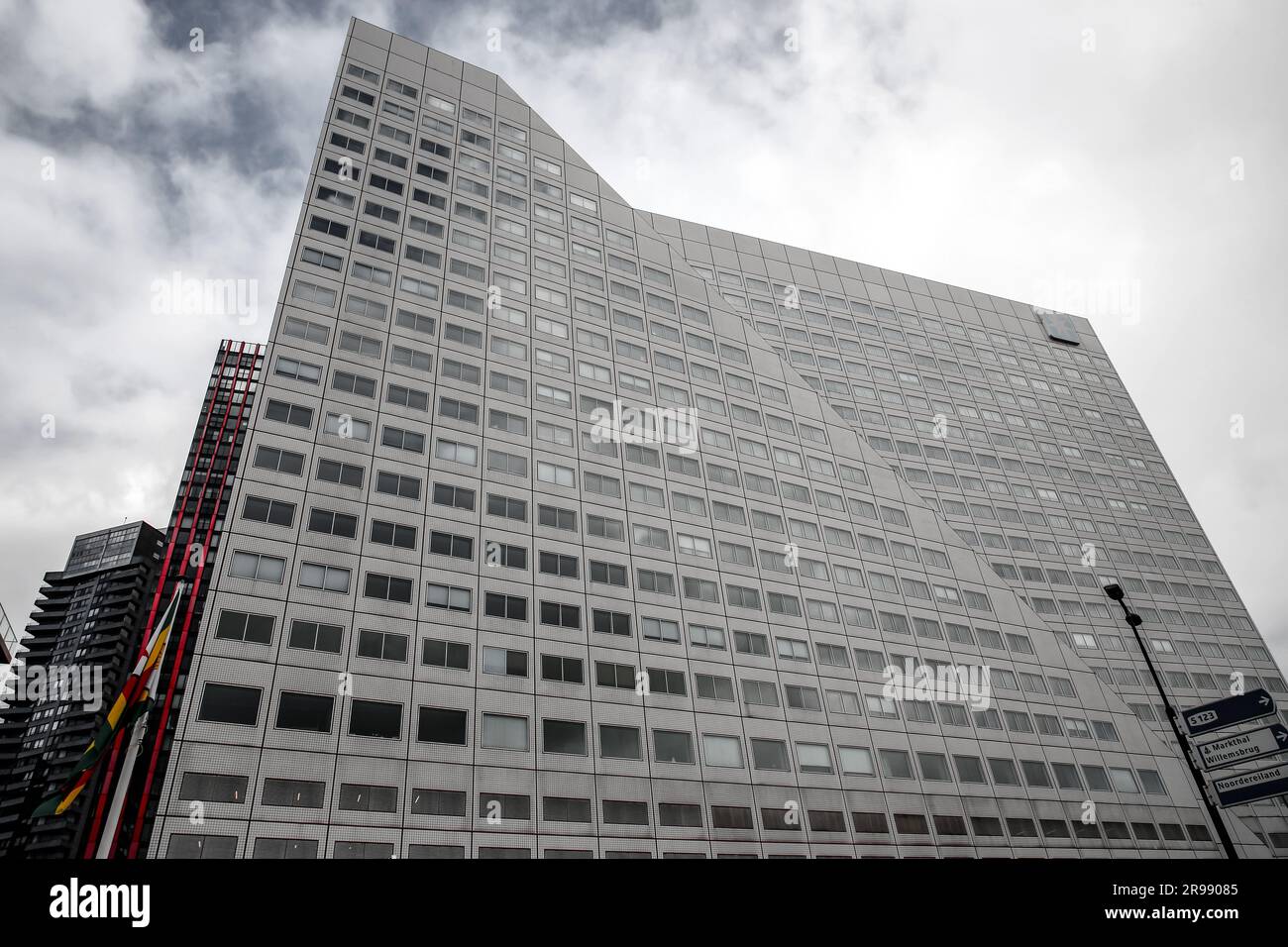 Rotterdam, Niederlande - 6. Oktober 2021: Hauptsitz des Schifffahrtsunternehmens Maersk am Ufer des Flusses Nieuwe Maas, Rotterdam, Niederlande. Stockfoto