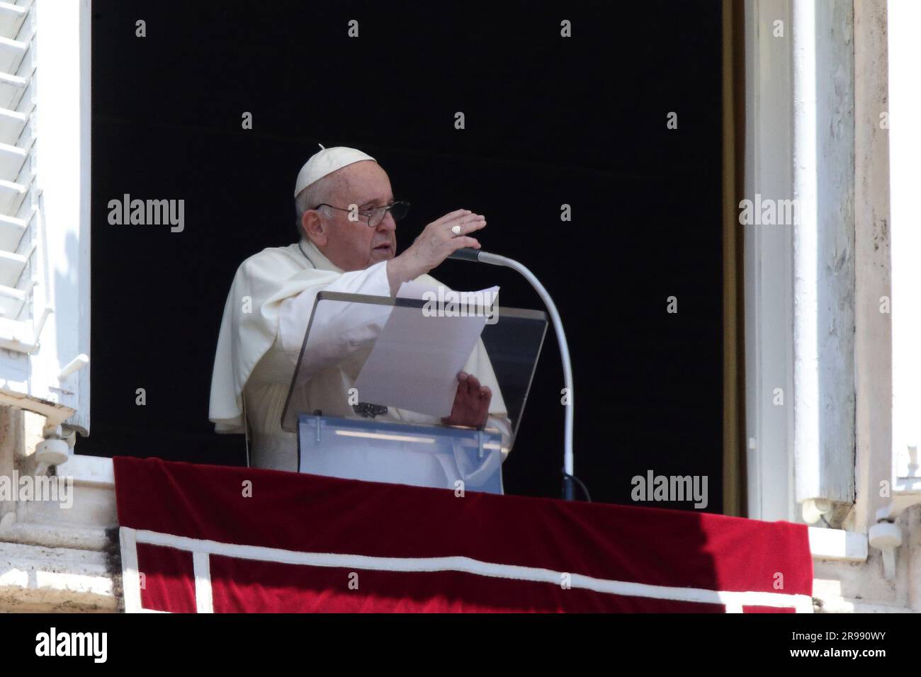 25. Juni 2023 - PAPST FRANZISKUS bringt Angelus Gebet in St. Petersplatz im Vatikan. Nach dem Segen richtete der Heilige Vater eine herzliche Begrüßung an die etwa zweihundert Menschen unter der Führung VON PIETRO ORLANDO, die 40 Jahre nach der Entführung der Vatikanbürgerin Emanuela Orlandi anwesend waren. Vatikanstadt – © EvandroInetti via ZUMA Wire (Kreditbild: © Evandro Inetti/ZUMA Press Wire) – NUR REDAKTIONELLE VERWENDUNG! Nicht für den kommerziellen GEBRAUCH! Kredit: ZUMA Press, Inc./Alamy Live News Stockfoto