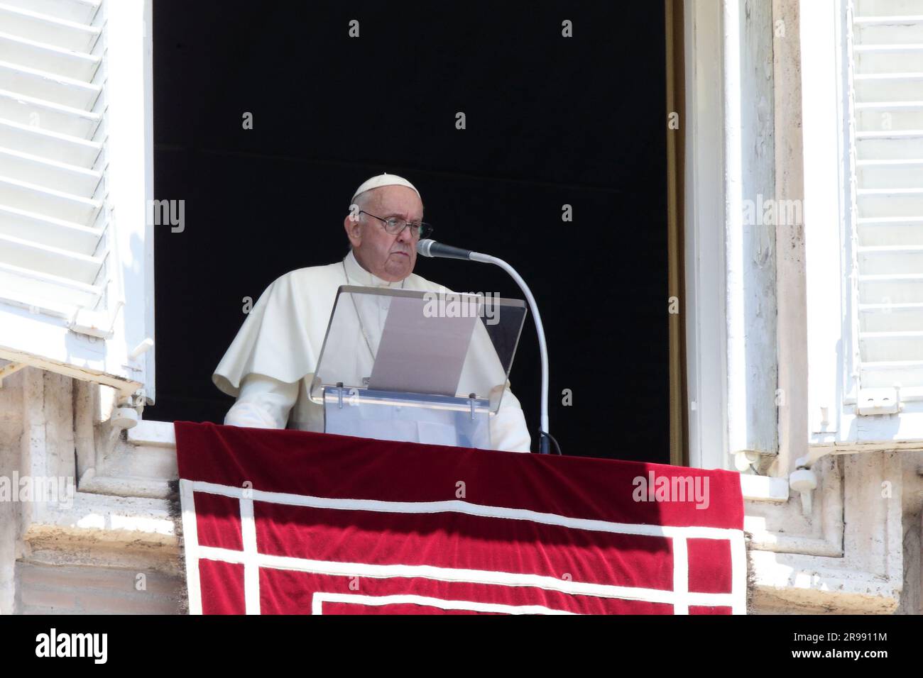 25. Juni 2023 - PAPST FRANZISKUS bringt Angelus Gebet in St. Petersplatz im Vatikan. Nach dem Segen richtete der Heilige Vater eine herzliche Begrüßung an die etwa zweihundert Menschen unter der Führung VON PIETRO ORLANDO, die 40 Jahre nach der Entführung der Vatikanbürgerin Emanuela Orlandi anwesend waren. Vatikanstadt – © EvandroInetti via ZUMA Wire (Kreditbild: © Evandro Inetti/ZUMA Press Wire) – NUR REDAKTIONELLE VERWENDUNG! Nicht für den kommerziellen GEBRAUCH! Kredit: ZUMA Press, Inc./Alamy Live News Stockfoto