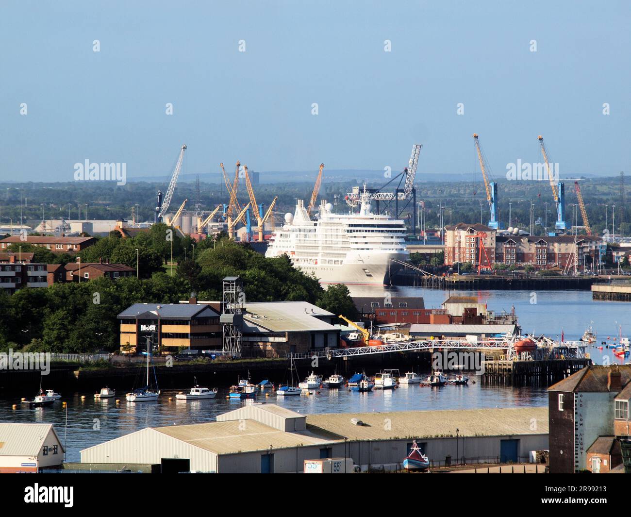 „Brilliant Ace Vehicle Carrier“, der auf dem Fluss Tyne mit dem festgemachten „Amazon Dawn Cruise Ship“ in die Nordsee fährt. Stockfoto