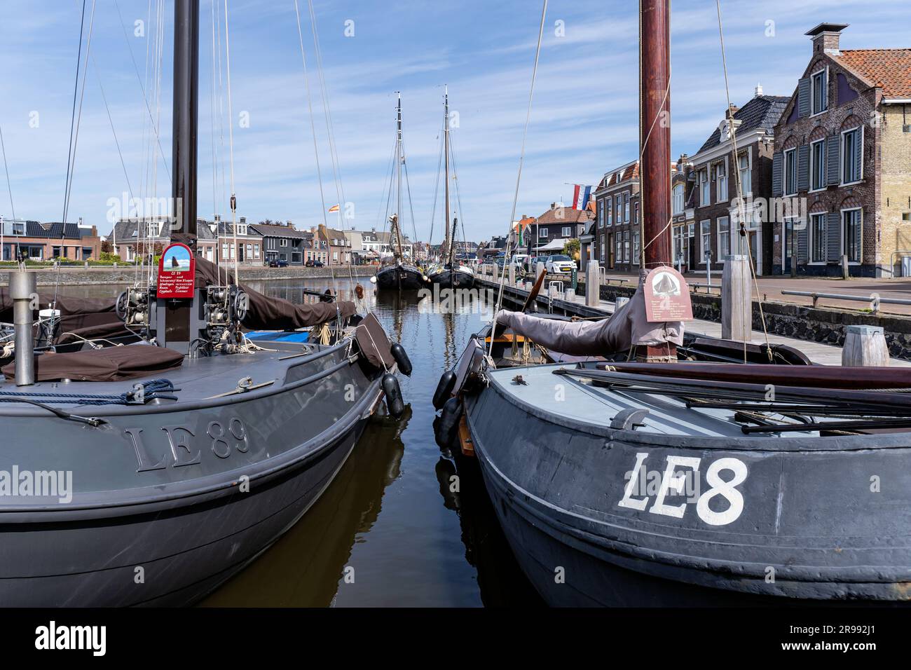 Traditionelle friesische Lemsteraak-Boote im Hafen von Lemmer, Niederlande Stockfoto