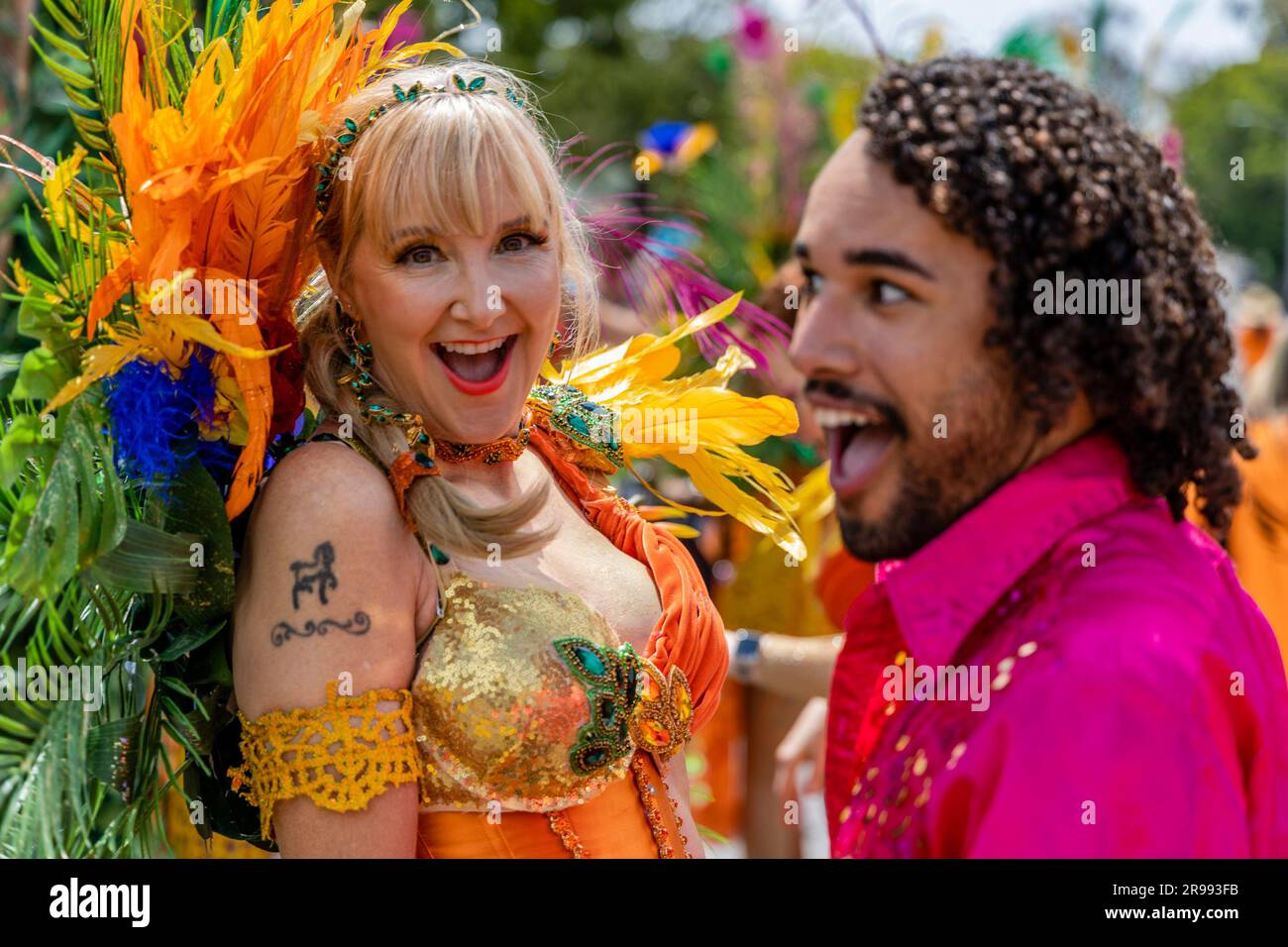 Santa Barbara, USA. 24. Juni 2023. Santa Barbara feiert die Sommersonnenwende am 24. Juni 2023 mit einer „WURZELN“-Themenparade aus den 2023 Jahren, in der die Santa Barbara Street in der Innenstadt von Santa Barbara, Kalifornien, mit riesigen Puppen und skurrilen Kostümen bewacht wird. (Foto: Rod Rolle/Sipa USA) Guthaben: SIPA USA/Alamy Live News Stockfoto
