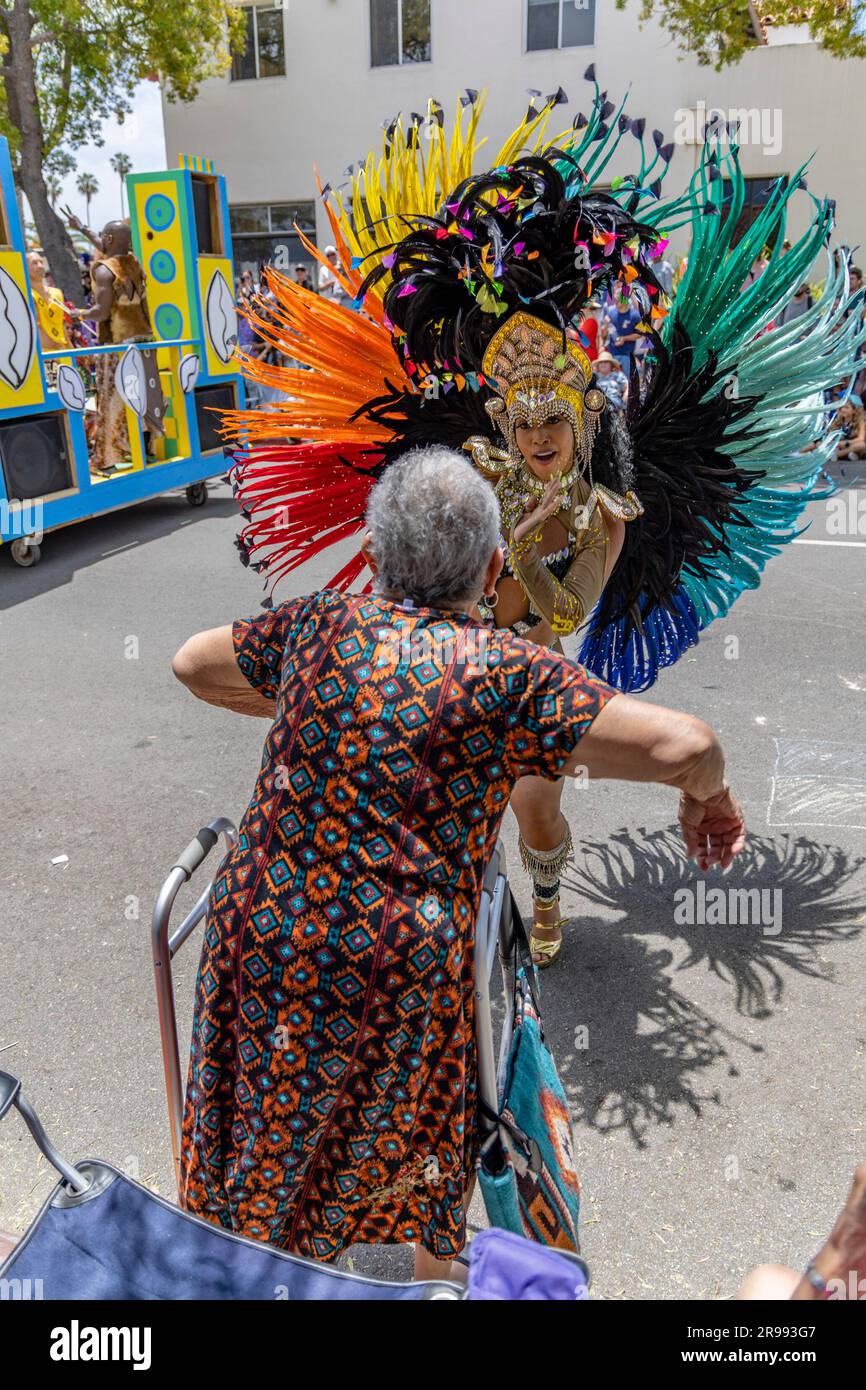 Santa Barbara, USA. 24. Juni 2023. Santa Barbara feiert die Sommersonnenwende am 24. Juni 2023 mit einer „WURZELN“-Themenparade aus den 2023 Jahren, in der die Santa Barbara Street in der Innenstadt von Santa Barbara, Kalifornien, mit riesigen Puppen und skurrilen Kostümen bewacht wird. (Foto: Rod Rolle/Sipa USA) Guthaben: SIPA USA/Alamy Live News Stockfoto