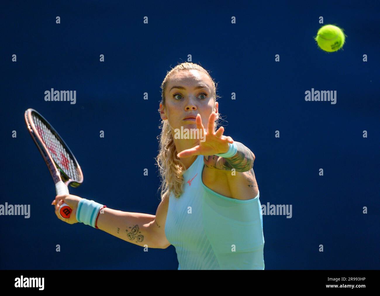 Tereza Martincova (CZE) spielt ihr Qualifikationsspiel in der ersten Runde am ersten Tag des Rothesay International, Eastbourne, 24. Juni 2023. Stockfoto