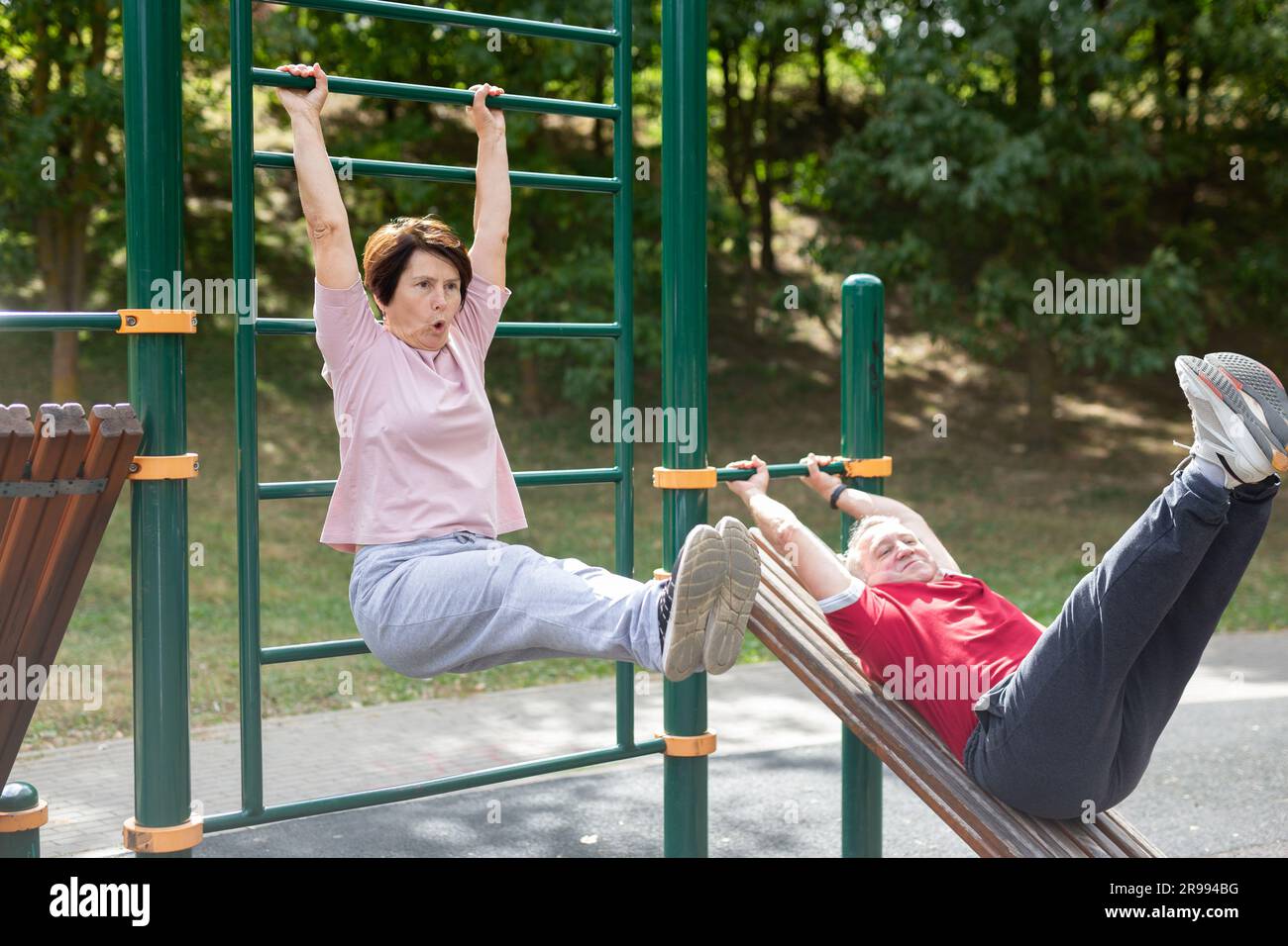 Eine Erwachsene Frau geht auf dem Sportplatz im Stadtpark Sport treiben